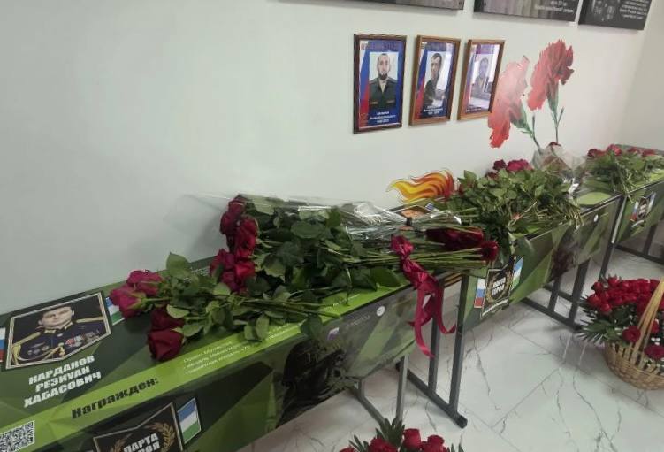 В Кишпеке открыли три Парты Героев