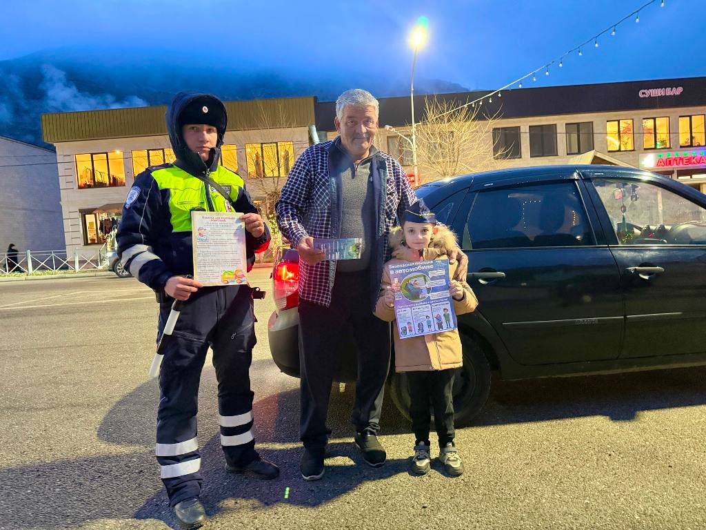 В Эльбрусском районе сотрудники Госавтоинспекции совместно с юными инспекторами движения из Тырныауза провели акцию, направленную на повышение осведомленности водителей о важности соблюдения правил дорожного движения В Эльбрусском районе сотрудники Госавтоинспекции совместно с юными инспекторами движения из Тырныауза провели акцию, направленную на повышение осведомленности водителей о важности соблюдения правил дорожного движения
