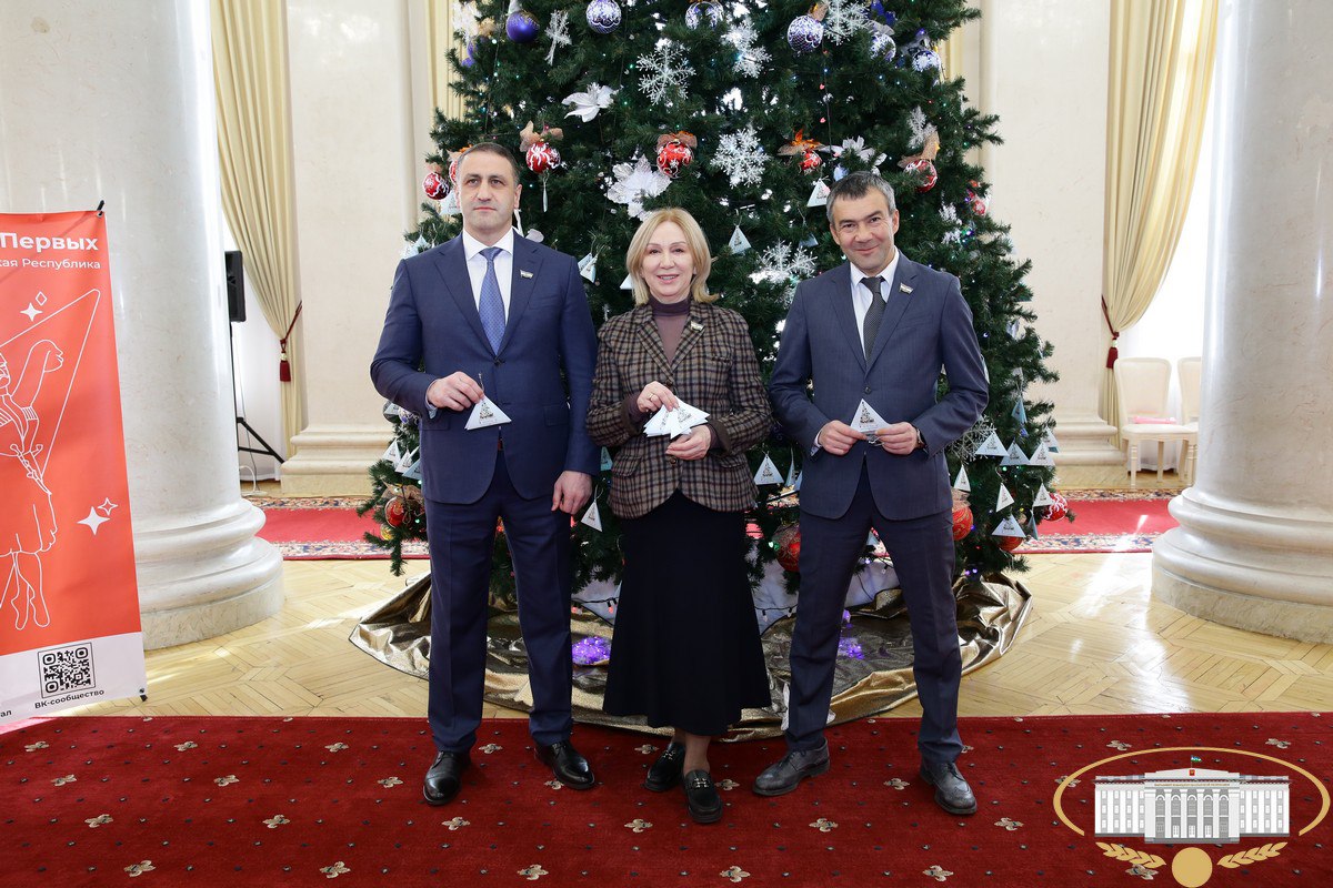 Депутаты законодательного органа республики во главе с Председателем Парламента Кабардино-Балкарии Татьяной Егоровой присоединились к Всероссийской благотворительной акции "Ёлка желаний" Депутаты законодательного органа республики во главе с Председателем Парламента Кабардино-Балкарии Татьяной Егоровой присоединились к Всероссийской благотворительной акции "Ёлка желаний"