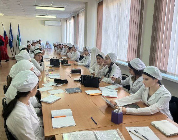 Сотрудники полиции Кабардино-Балкарии и студенты провели совместное обсуждение мер безопасности Сотрудники полиции Кабардино-Балкарии и студенты провели совместное обсуждение мер безопасности