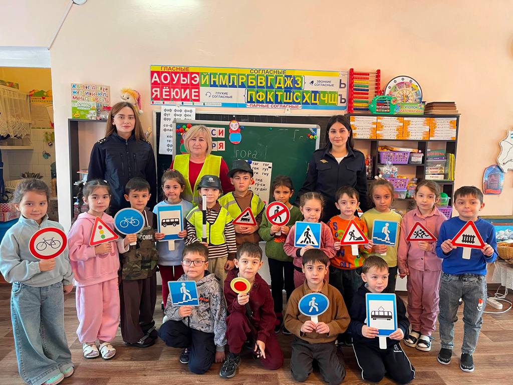Полицейские Кабардино-Балкарии обучают воспитанников детских садов правилам безопасного ориентирования в дорожной среде Полицейские Кабардино-Балкарии обучают воспитанников детских садов правилам безопасного ориентирования в дорожной среде