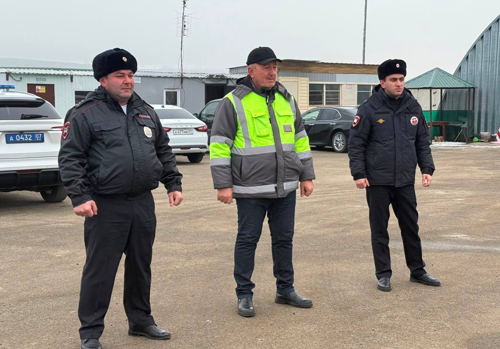 Сотрудники Госавтоинспекции Кабардино-Балкарии проверили готовность дорожной техники к зимнему содержанию дорог Сотрудники Госавтоинспекции Кабардино-Балкарии проверили готовность дорожной техники к зимнему содержанию дорог