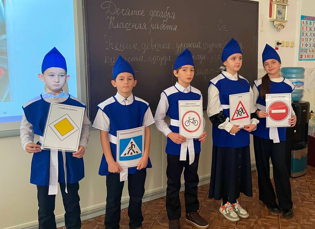 Юные инспекторы движения Кабардино-Балкарии провели для учеников начальных классов «Урок по ПДД» Юные инспекторы движения Кабардино-Балкарии провели для учеников начальных классов «Урок по ПДД»