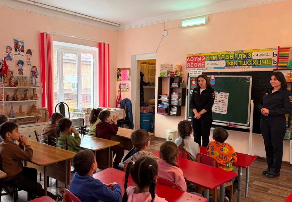 Полицейские Кабардино-Балкарии обучают воспитанников детских садов правилам безопасного ориентирования в дорожной среде Полицейские Кабардино-Балкарии обучают воспитанников детских садов правилам безопасного ориентирования в дорожной среде