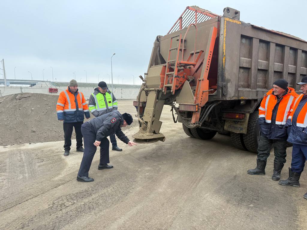 Сотрудники Госавтоинспекции Кабардино-Балкарии проверили готовность дорожной техники к зимнему содержанию дорог Сотрудники Госавтоинспекции Кабардино-Балкарии проверили готовность дорожной техники к зимнему содержанию дорог