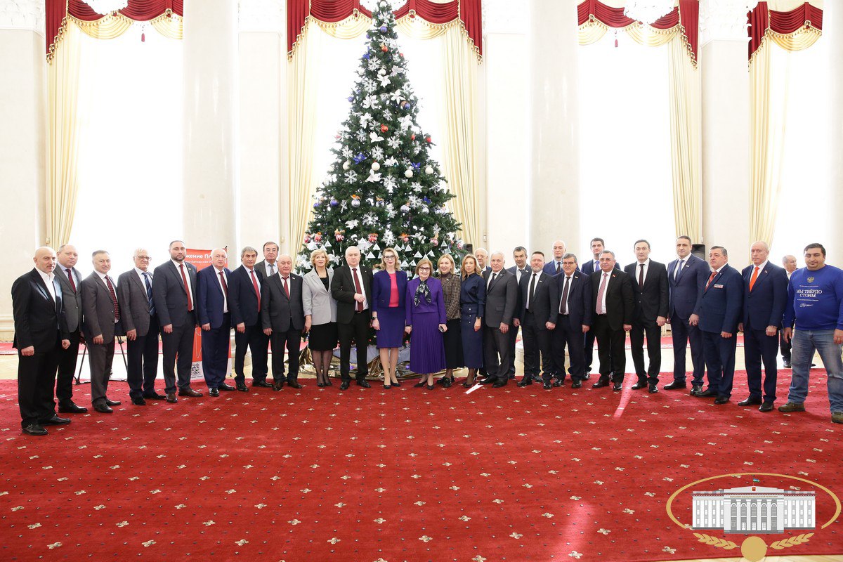 Депутаты законодательного органа республики во главе с Председателем Парламента Кабардино-Балкарии Татьяной Егоровой присоединились к Всероссийской благотворительной акции "Ёлка желаний" Депутаты законодательного органа республики во главе с Председателем Парламента Кабардино-Балкарии Татьяной Егоровой присоединились к Всероссийской благотворительной акции "Ёлка желаний"