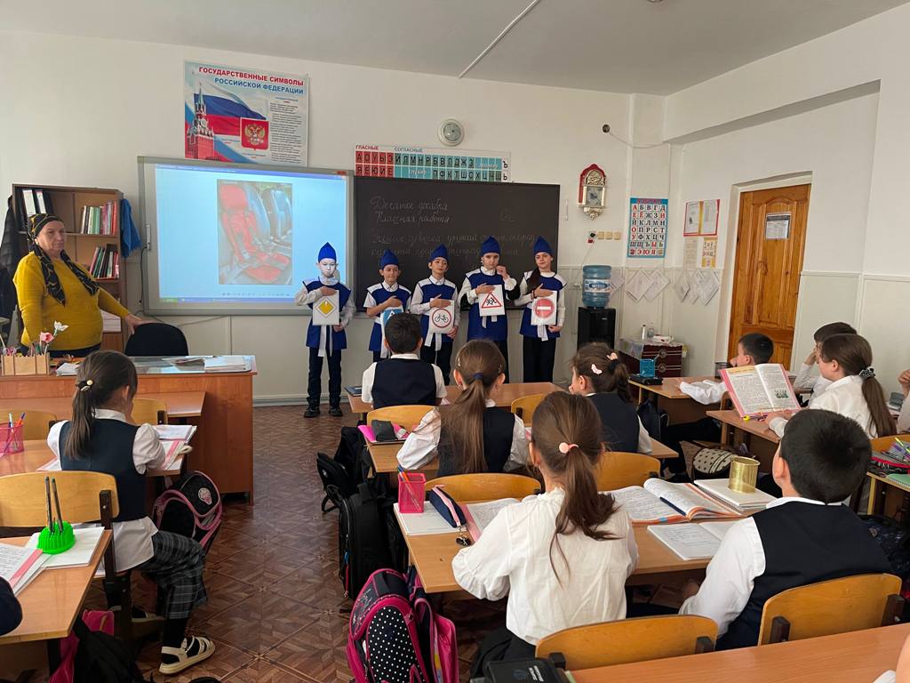 Юные инспекторы движения Кабардино-Балкарии провели для учеников начальных классов «Урок по ПДД» Юные инспекторы движения Кабардино-Балкарии провели для учеников начальных классов «Урок по ПДД»