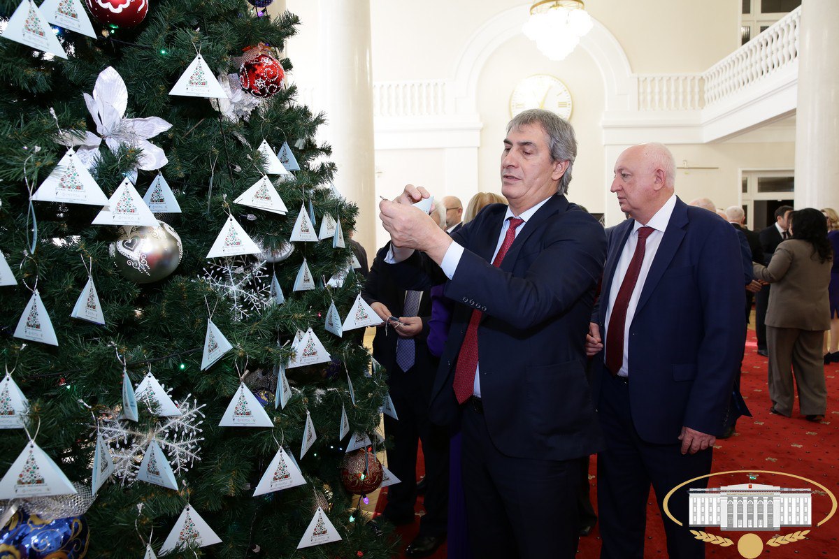 Депутаты законодательного органа республики во главе с Председателем Парламента Кабардино-Балкарии Татьяной Егоровой присоединились к Всероссийской благотворительной акции "Ёлка желаний" Депутаты законодательного органа республики во главе с Председателем Парламента Кабардино-Балкарии Татьяной Егоровой присоединились к Всероссийской благотворительной акции "Ёлка желаний"