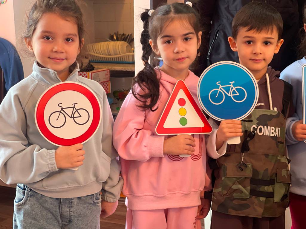 Полицейские Кабардино-Балкарии обучают воспитанников детских садов правилам безопасного ориентирования в дорожной среде Полицейские Кабардино-Балкарии обучают воспитанников детских садов правилам безопасного ориентирования в дорожной среде