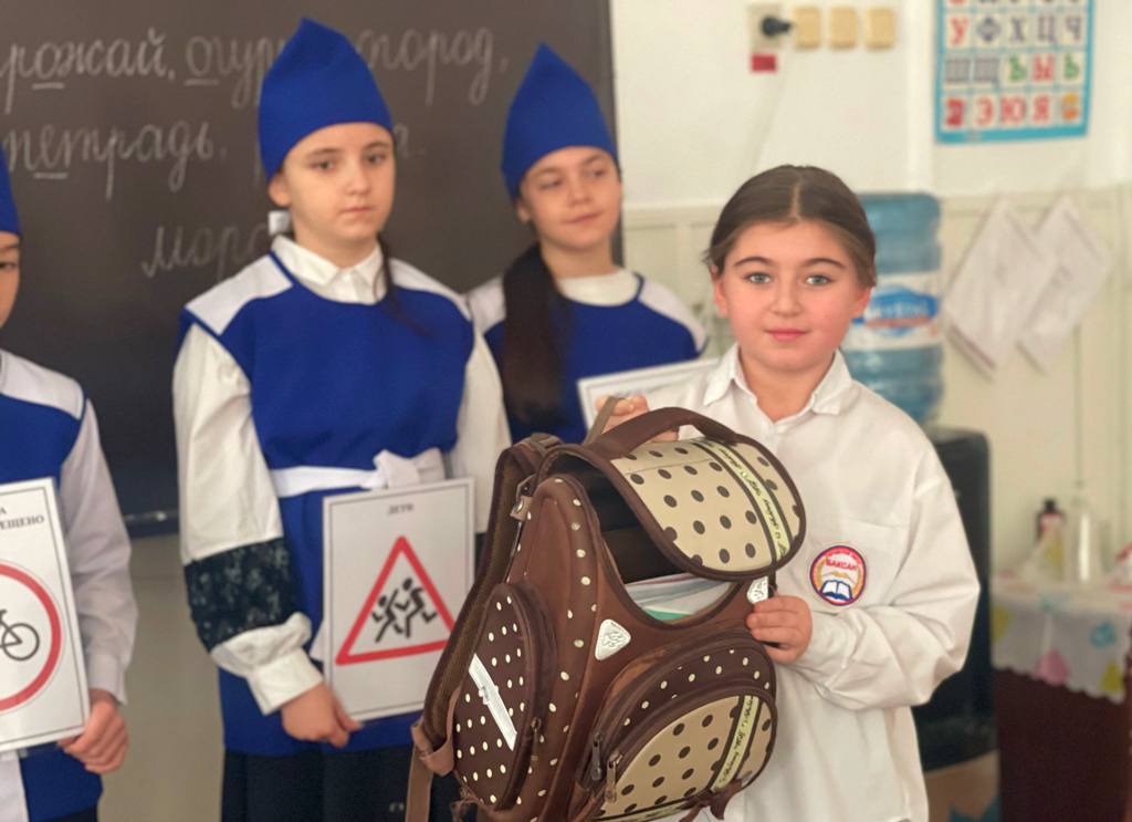 Юные инспекторы движения Кабардино-Балкарии провели для учеников начальных классов «Урок по ПДД» Юные инспекторы движения Кабардино-Балкарии провели для учеников начальных классов «Урок по ПДД»
