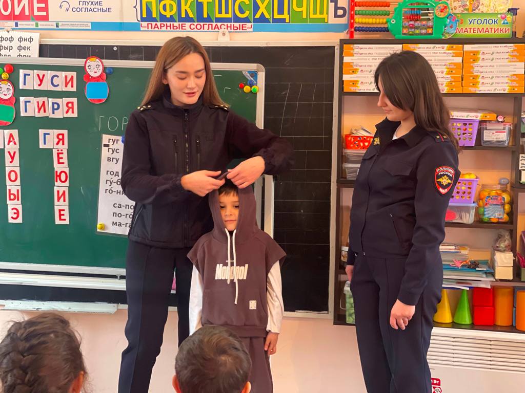 Полицейские Кабардино-Балкарии обучают воспитанников детских садов правилам безопасного ориентирования в дорожной среде