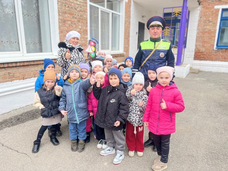 Воспитанники детских садов Кабардино-Балкарии прошли комплексные занятия «Безопасный путь» Воспитанники детских садов Кабардино-Балкарии прошли комплексные занятия «Безопасный путь»