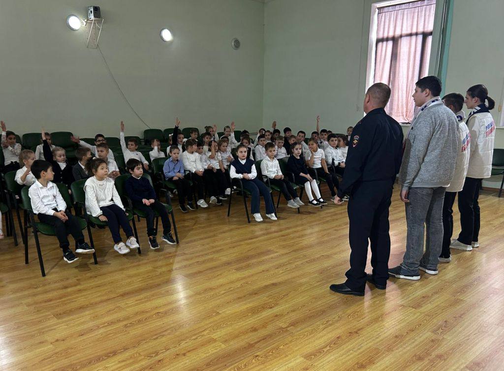 Автоинспекторы и волонтеры Кабардино-Балкарии провели комплексное мероприятие, направленное на безопасность детей-пассажиров Автоинспекторы и волонтеры Кабардино-Балкарии провели комплексное мероприятие, направленное на безопасность детей-пассажиров