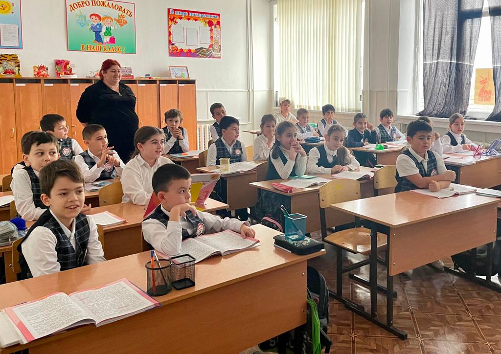 Юные инспекторы движения Кабардино-Балкарии провели для учеников начальных классов «Урок по ПДД» Юные инспекторы движения Кабардино-Балкарии провели для учеников начальных классов «Урок по ПДД»