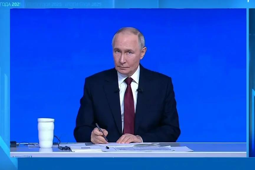 Владимир Путин: Цены на льготные лекарства должны оставаться фиксированными даже в частных аптеках, за этим нужно внимательно последить