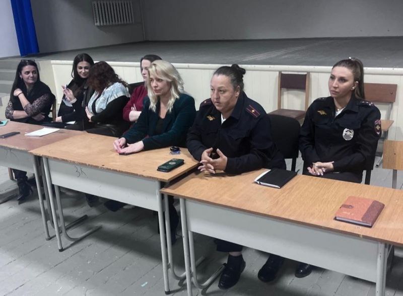 В Кабардино-Балкарии состоялся цикл родительских собраний, посвященных безопасности детей в преддверии Новогодних каникул В Кабардино-Балкарии состоялся цикл родительских собраний, посвященных безопасности детей в преддверии Новогодних каникул