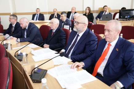 В Парламенте КБР под председательством руководителя законодательного органа республики Татьяны Егоровой состоялось завершающее осеннюю сессию пленарное заседание