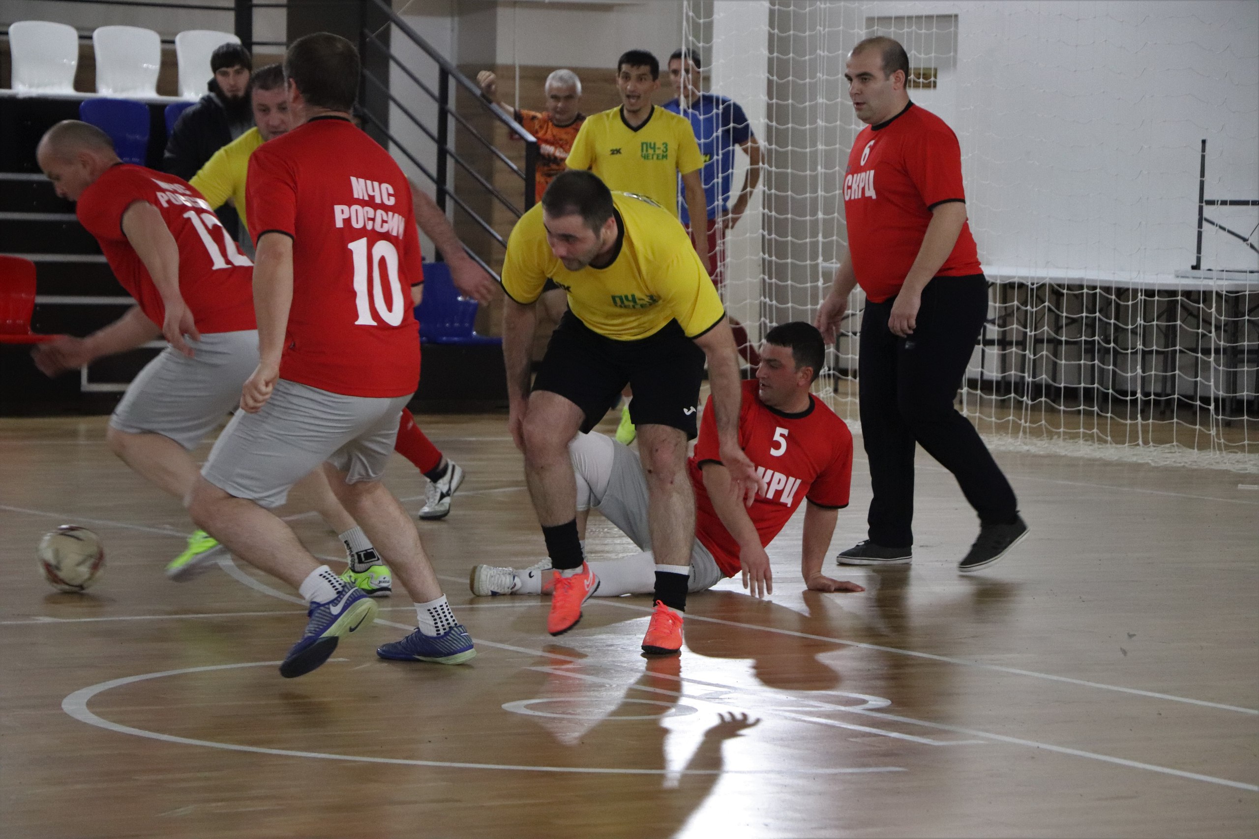 В Нальчике завершился чемпионат МЧС России по мини-футболу среди подразделений ГУ МЧС России по КБР и Кабардино-Балкарской противопожарно-спасательной службы, приуроченный 35-й годовщине МЧС России В Нальчике завершился чемпионат МЧС России по мини-футболу среди подразделений ГУ МЧС России по КБР и Кабардино-Балкарской противопожарно-спасательной службы, приуроченный 35-й годовщине МЧС России
