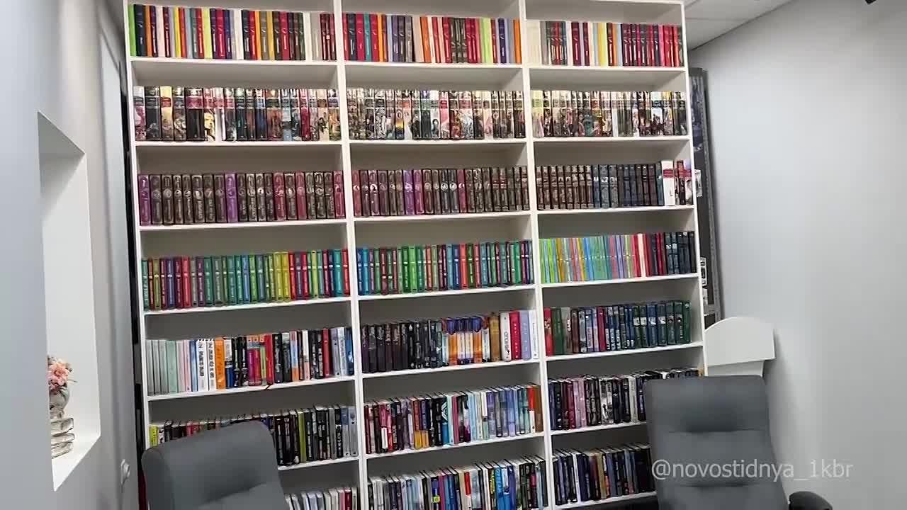 Во время своего визита в Баксанский район, Глава республики ознакомился с работой современной модельной библиотеки в селении Исламей, которая с сентября открылась в местном Доме культуры