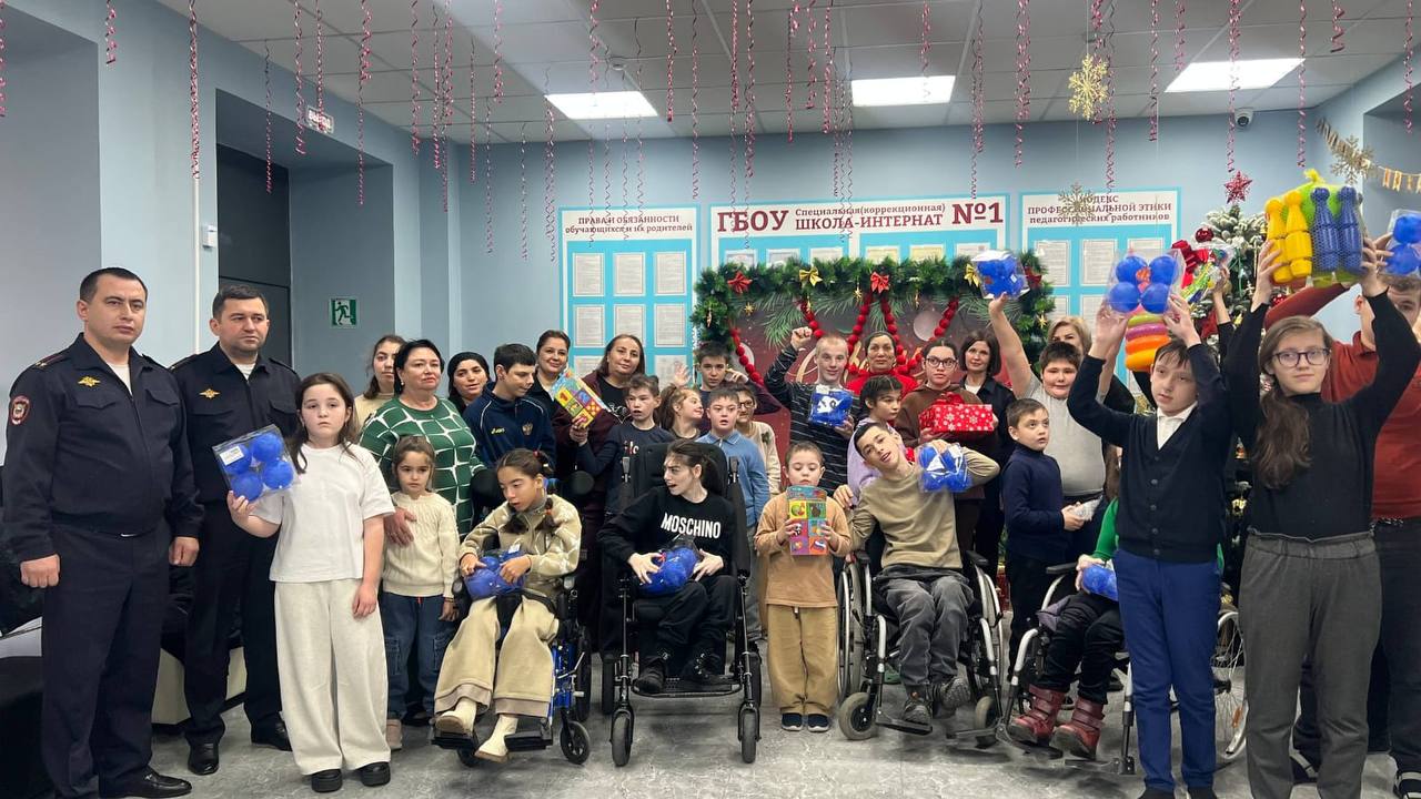 В Кабардино-Балкарии продолжается акция «Полицейский Дед Мороз» В Кабардино-Балкарии продолжается акция «Полицейский Дед Мороз»