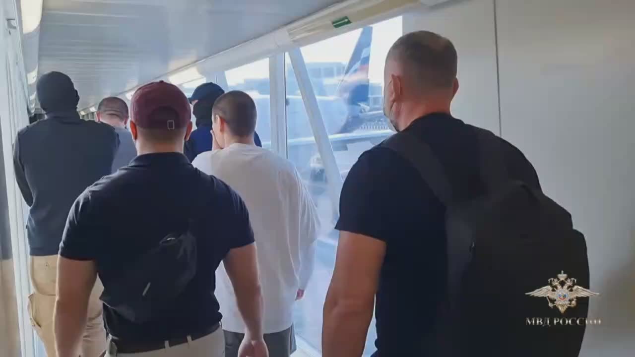 Ирина Волк: В сопровождении сотрудников НЦБ Интерпола МВД России из ОАЭ депортированы россияне, находившиеся в международном розыске