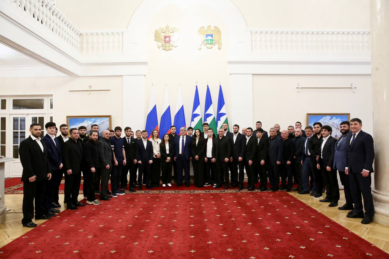 Казбек Коков: Сегодня встретился также с нашими выдающимися спортсменами и их тренерами Казбек Коков: Сегодня встретился также с нашими выдающимися спортсменами и их тренерами