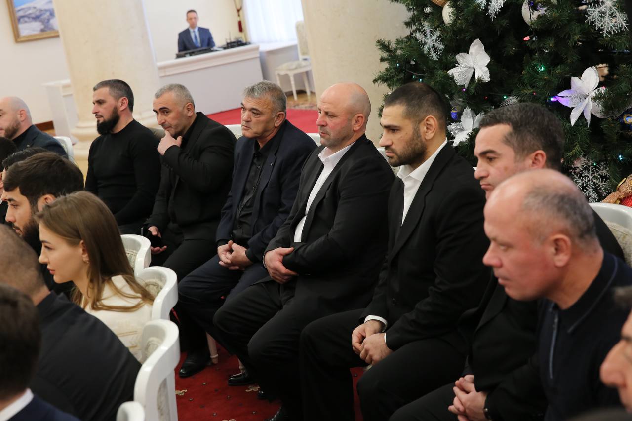 Казбек Коков: Сегодня встретился также с нашими выдающимися спортсменами и их тренерами Казбек Коков: Сегодня встретился также с нашими выдающимися спортсменами и их тренерами