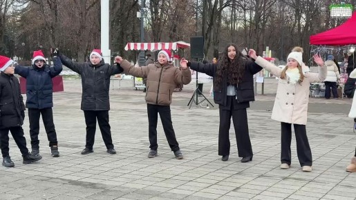 На площади Согласия в рамках фестиваля городской среды «Выходи гулять!» прошла праздничная программа с участием учащихся Гимназии №1