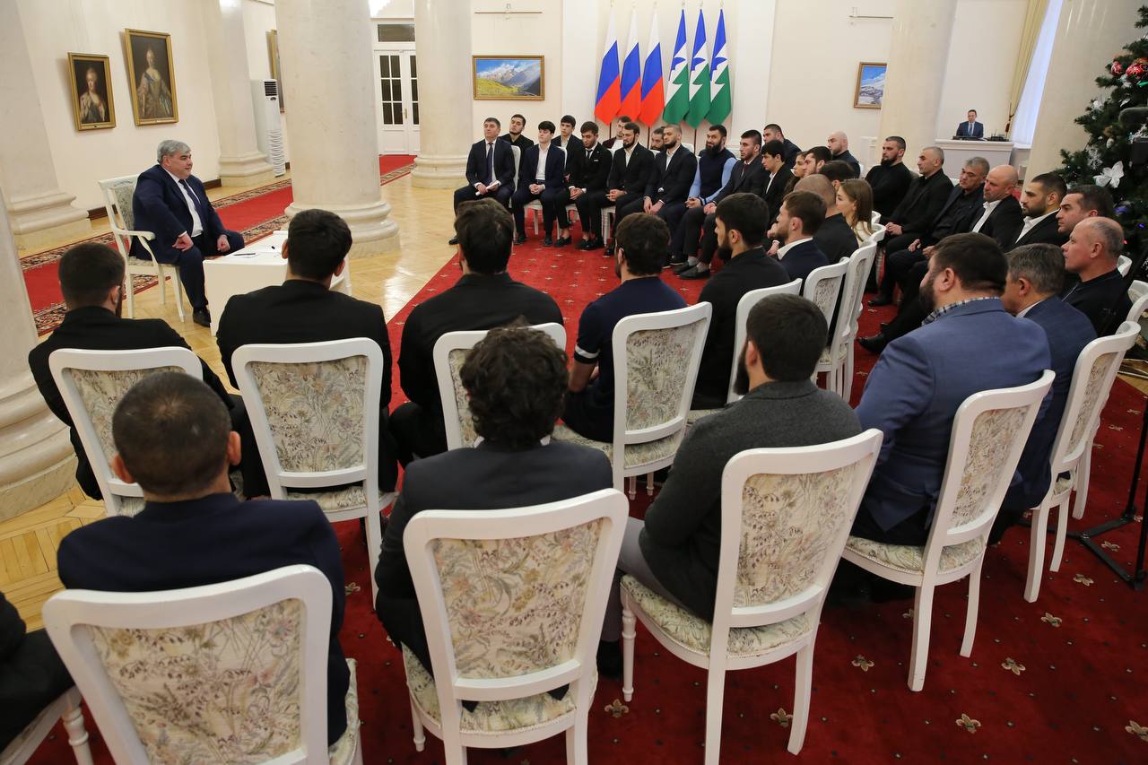 Казбек Коков: Сегодня встретился также с нашими выдающимися спортсменами и их тренерами Казбек Коков: Сегодня встретился также с нашими выдающимися спортсменами и их тренерами