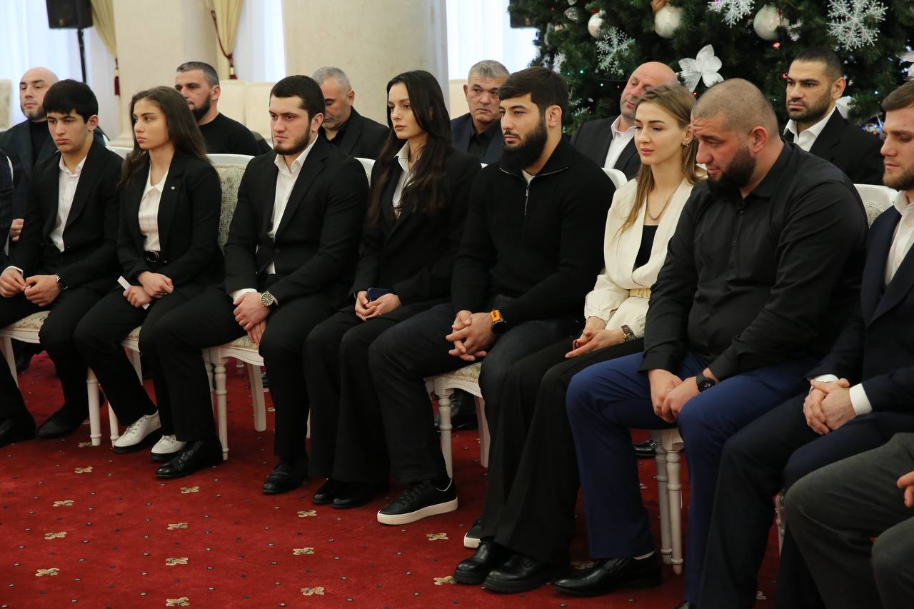 Казбек Коков: Сегодня встретился также с нашими выдающимися спортсменами и их тренерами Казбек Коков: Сегодня встретился также с нашими выдающимися спортсменами и их тренерами