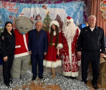 В Кабардино-Балкарии продолжается акция «Полицейский Дед Мороз»