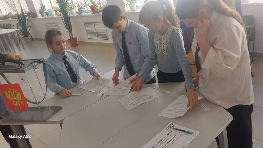 На базе дома культуры в ст.Александровкой Майского района в рамках повышения правовой культуры среди молодежи прошла деловая игра для учащихся 5 класса МКОУ «СОШ N9 ст.Александровской» На базе дома культуры в ст.Александровкой Майского района в рамках повышения правовой культуры среди молодежи прошла деловая игра для учащихся 5 класса МКОУ «СОШ N9 ст.Александровской»