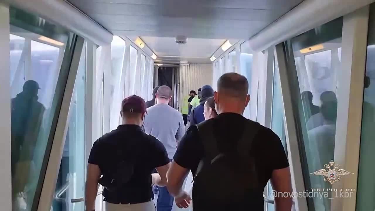 В аэропорту Дубая Объединенные Арабские Эмираты передали российским полицейским двоих мужчин, объявленных в розыск по каналам Интерпола