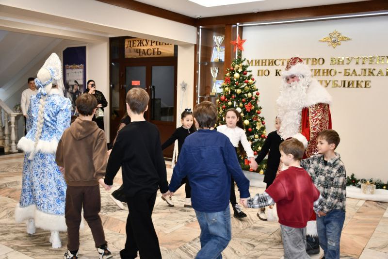 В Кабардино-Балкарии состоялось новогоднее мероприятие для детей сотрудников, погибших при исполнении служебного долга В Кабардино-Балкарии состоялось новогоднее мероприятие для детей сотрудников, погибших при исполнении служебного долга