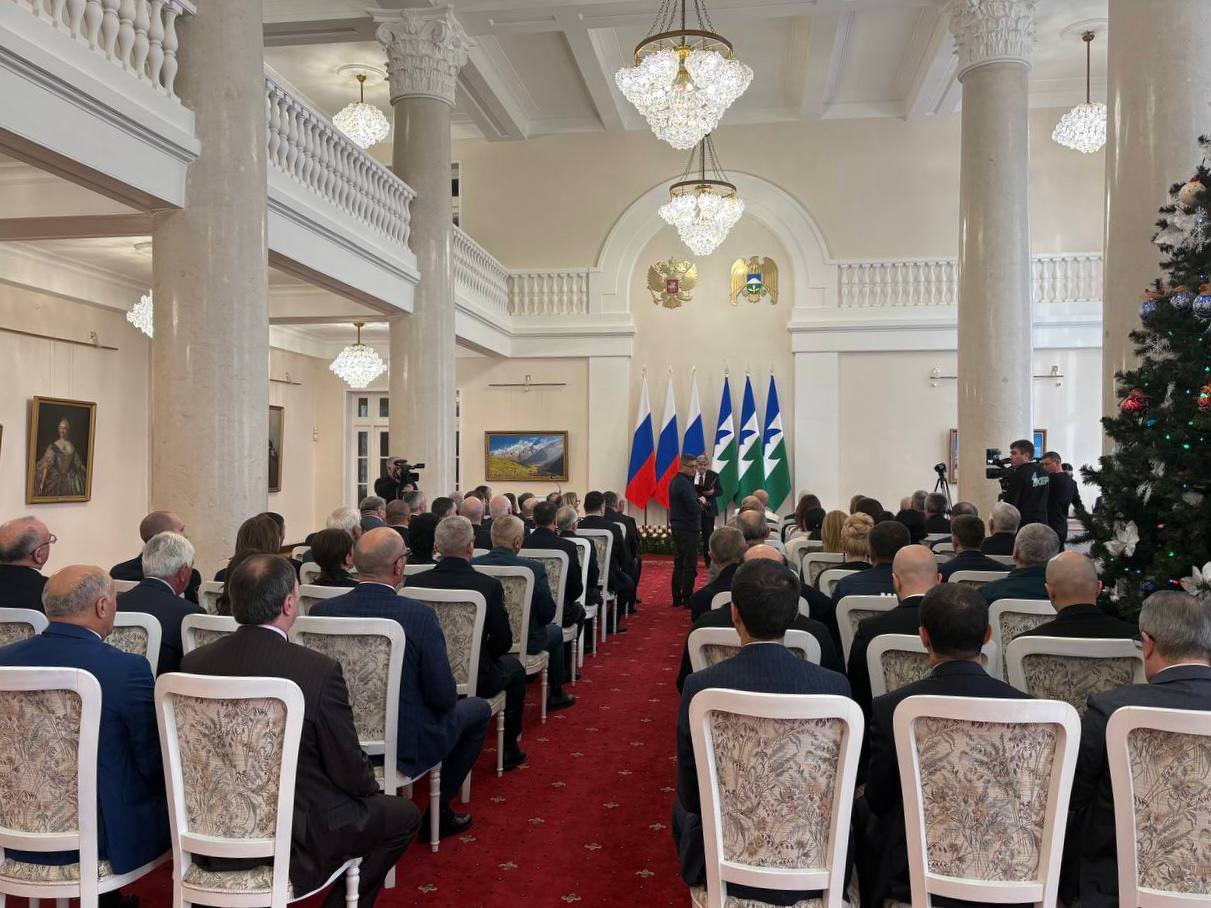 Казбек Коков вручил государственные награды жителям республики Казбек Коков вручил государственные награды жителям республики