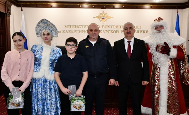 В Кабардино-Балкарии состоялось новогоднее мероприятие для детей сотрудников, погибших при исполнении служебного долга В Кабардино-Балкарии состоялось новогоднее мероприятие для детей сотрудников, погибших при исполнении служебного долга