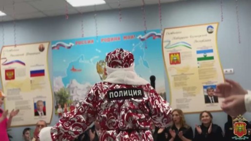 Автоинспекторы Кабардино-Балкарии и Полицейский Дед Мороз подарили новогоднее настроение воспитанникам коррекционной школы