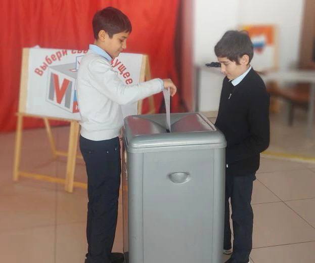 На базе дома культуры в ст.Александровкой Майского района в рамках повышения правовой культуры среди молодежи прошла деловая игра для учащихся 5 класса МКОУ «СОШ N9 ст.Александровской» На базе дома культуры в ст.Александровкой Майского района в рамках повышения правовой культуры среди молодежи прошла деловая игра для учащихся 5 класса МКОУ «СОШ N9 ст.Александровской»