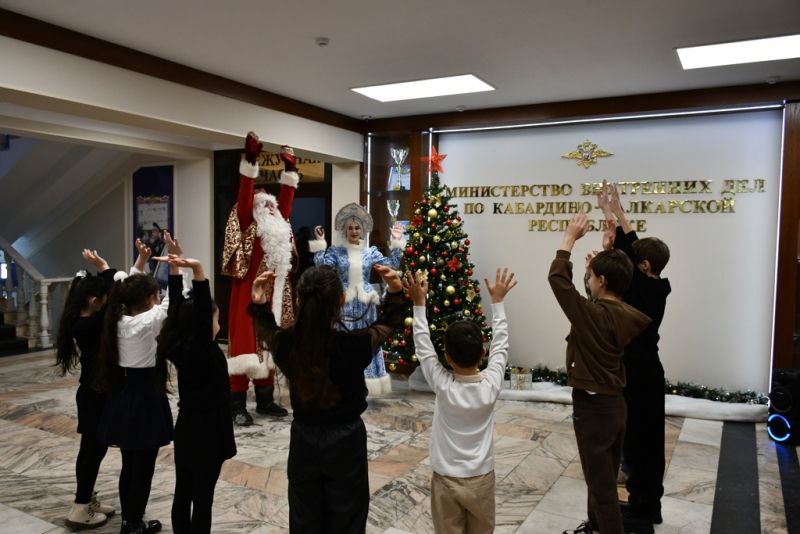В Кабардино-Балкарии состоялось новогоднее мероприятие для детей сотрудников, погибших при исполнении служебного долга