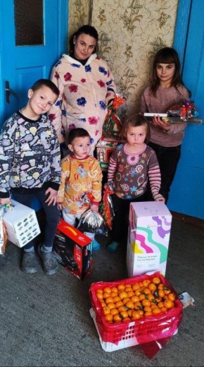 Аварийная бригада из Кабардино-Балкарии поздравила многодетную семью с наступающим 2026 годом