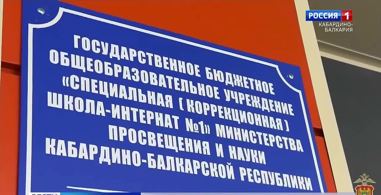Подарки, чудеса и важные правила…Автоинспекторы Кабардино-Балкарии и Полицейский Дед Мороз подарили новогоднее настроение воспитанникам коррекционной школы Нальчика