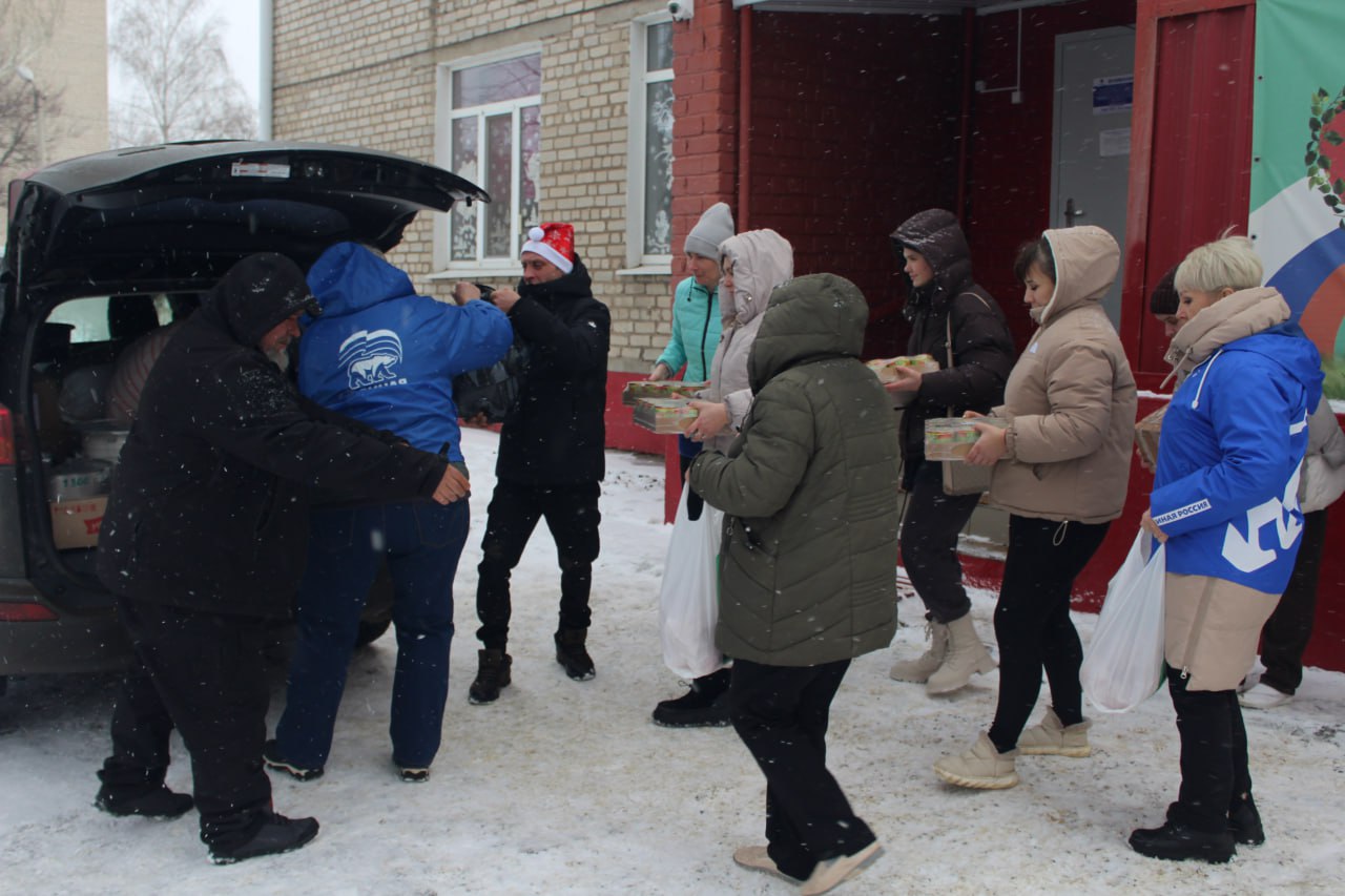 По всей стране активисты и сторонники Единой России организуют праздничные мероприятия и дарят подарки По всей стране активисты и сторонники Единой России организуют праздничные мероприятия и дарят подарки