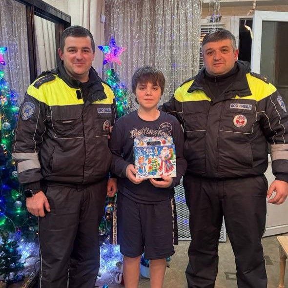 В Кабардино-Балкарии продолжается акция «Полицейский Дед Мороз» В Кабардино-Балкарии продолжается акция «Полицейский Дед Мороз»