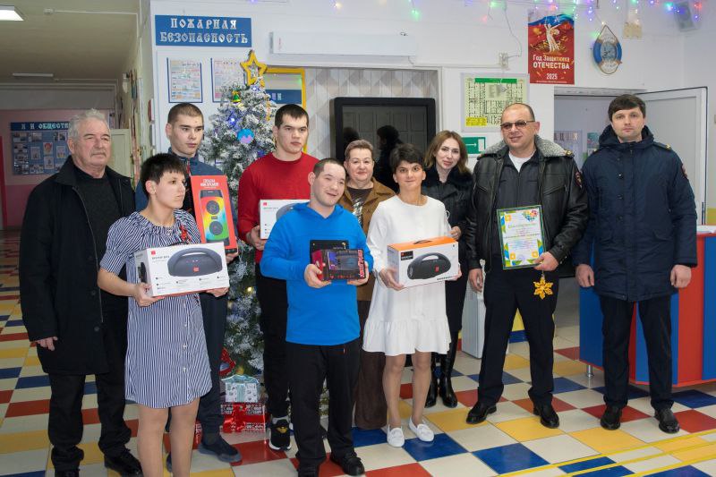 В Кабардино-Балкарии продолжается акция «Полицейский Дед Мороз» В Кабардино-Балкарии продолжается акция «Полицейский Дед Мороз»