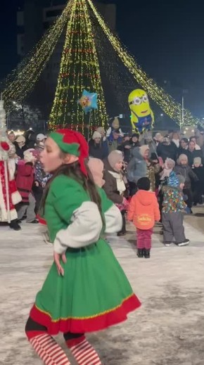 На площади Абхазии прямо сейчас проводят новогодний концерт для самых юных зрителей