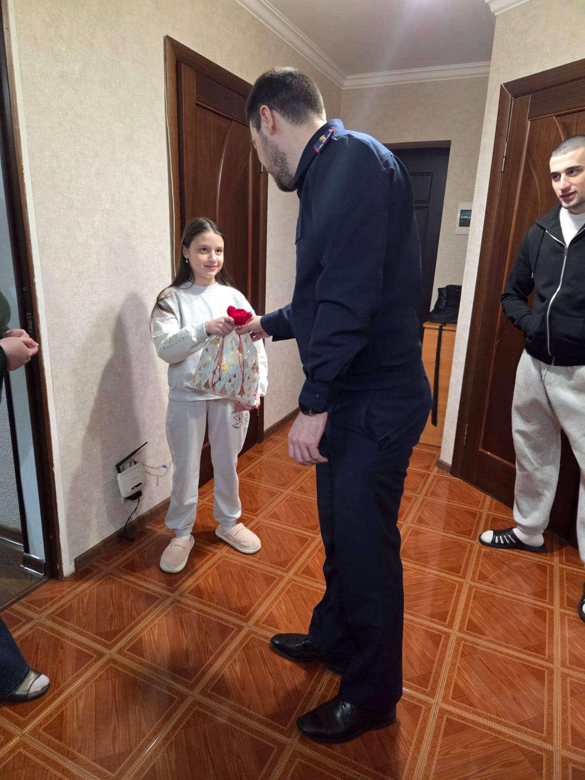 Сотрудники следственного управления поздравили детей коллег, проходящих службу в Запорожской области Сотрудники следственного управления поздравили детей коллег, проходящих службу в Запорожской области