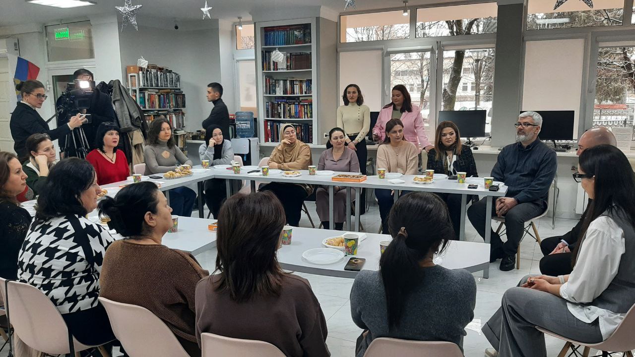 В библиотеке на Кулиева проходит встреча родителей из нальчикского клуба особенных детей с председателем реготделения Движения Первых Асланом Шипшевым и семейным сообществом "Родные - Любимые"