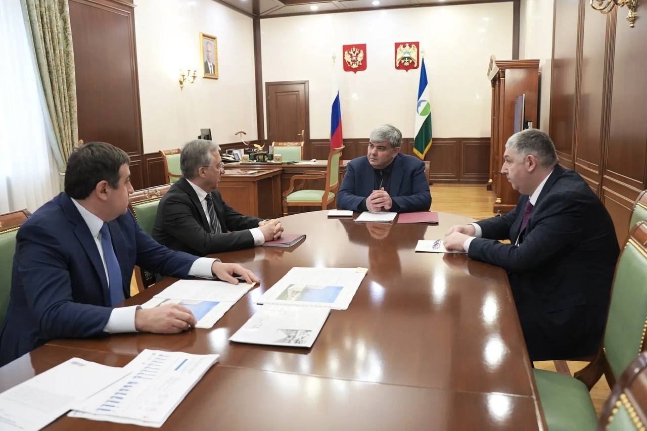 Казбек Коков провел рабочее совещание по вопросам здравоохранения
