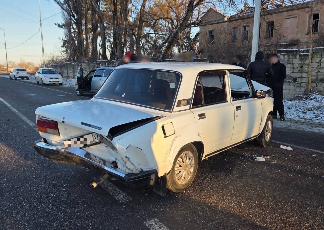 Полицейские Кабардино-Балкарии выясняют обстоятельства ДТП в Чегемском районе Полицейские Кабардино-Балкарии выясняют обстоятельства ДТП в Чегемском районе