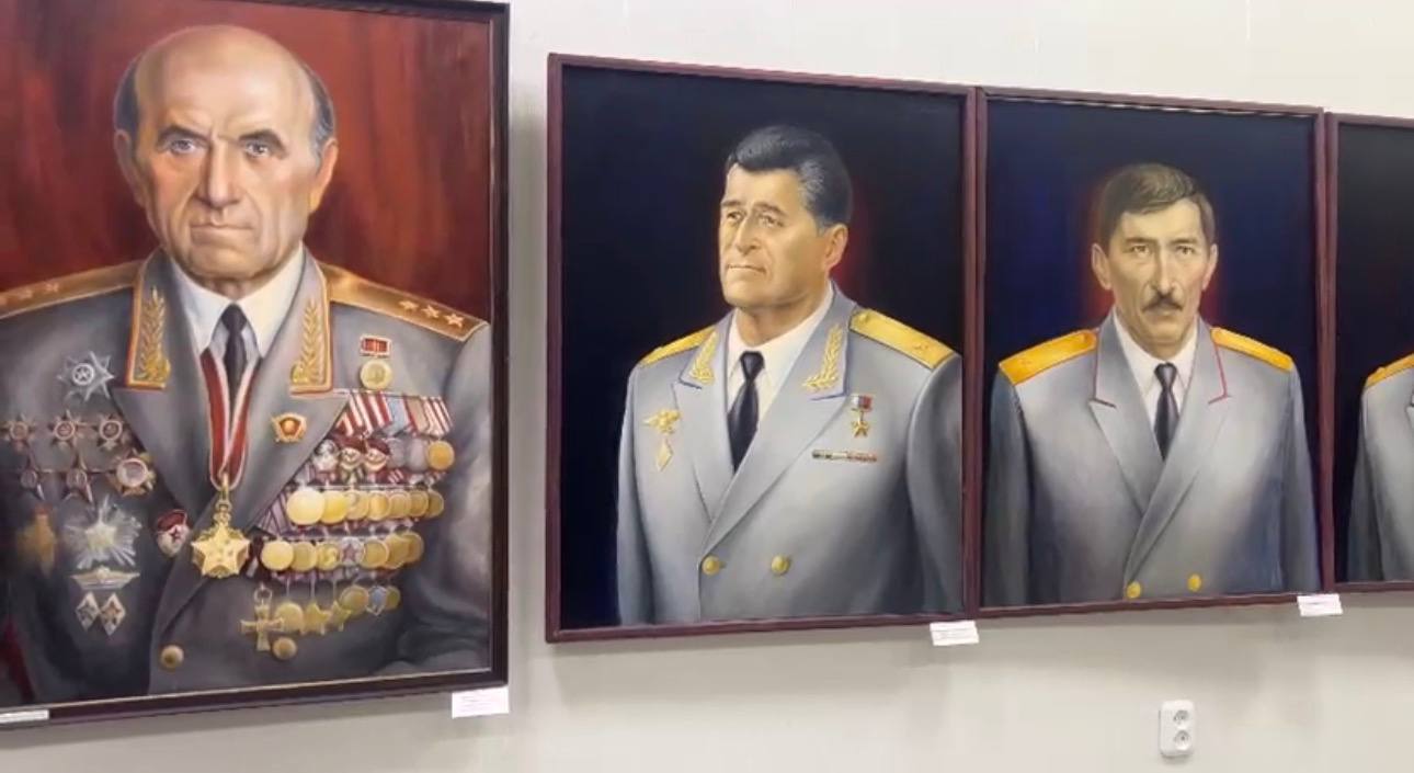 В Кабардино-Балкарском музее изобразительных искусств имени А. Л. Ткаченко состоялось открытие персональной выставки художника Казбека Французова «История в портретах»